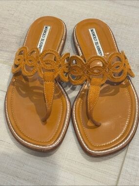 Manolo Blahnik Tan Suede Thong Sandals Cutout Detail Size 35